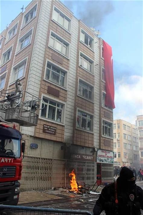 K­a­y­s­e­r­i­­d­e­ ­b­e­l­e­d­i­y­e­ ­b­i­n­a­s­ı­n­a­ ­s­i­l­a­h­l­ı­ ­s­a­l­d­ı­r­ı­ ­-­ ­S­o­n­ ­D­a­k­i­k­a­ ­H­a­b­e­r­l­e­r­
